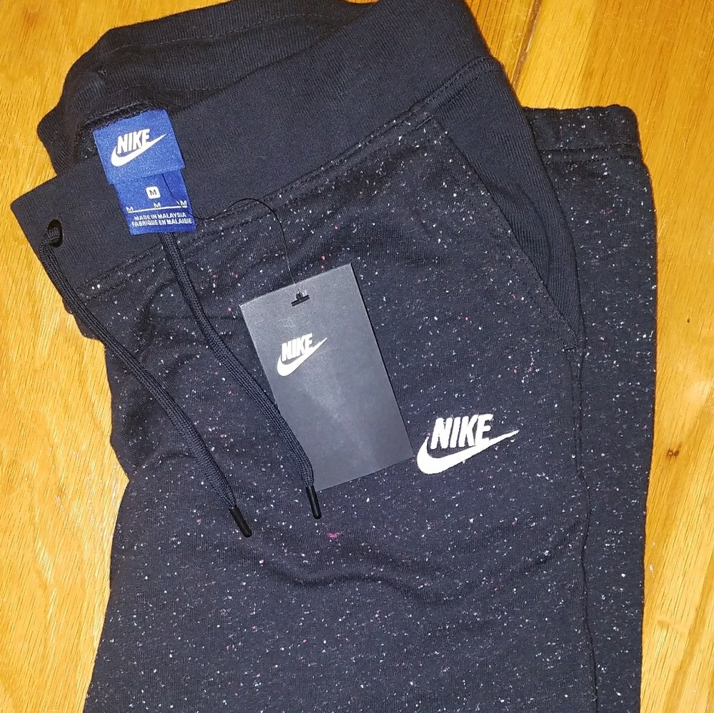 Nike joggers <Black w/ multicolor>